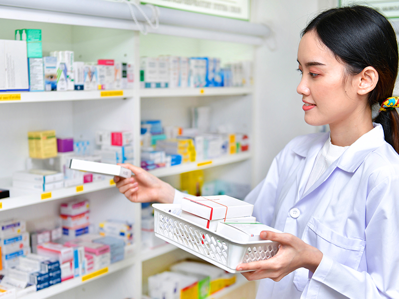 NHÀ THUỐC CHÍNH HÃNG - CHĂM SÓC<br>SỨC KHỎE TOÀN DIỆN CHO GIA ĐÌNH